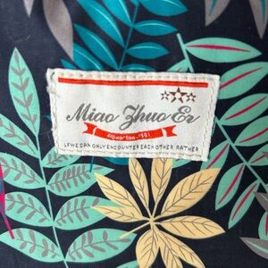 Miao Zhuo Er Floral Print Top with Label Sling backpack